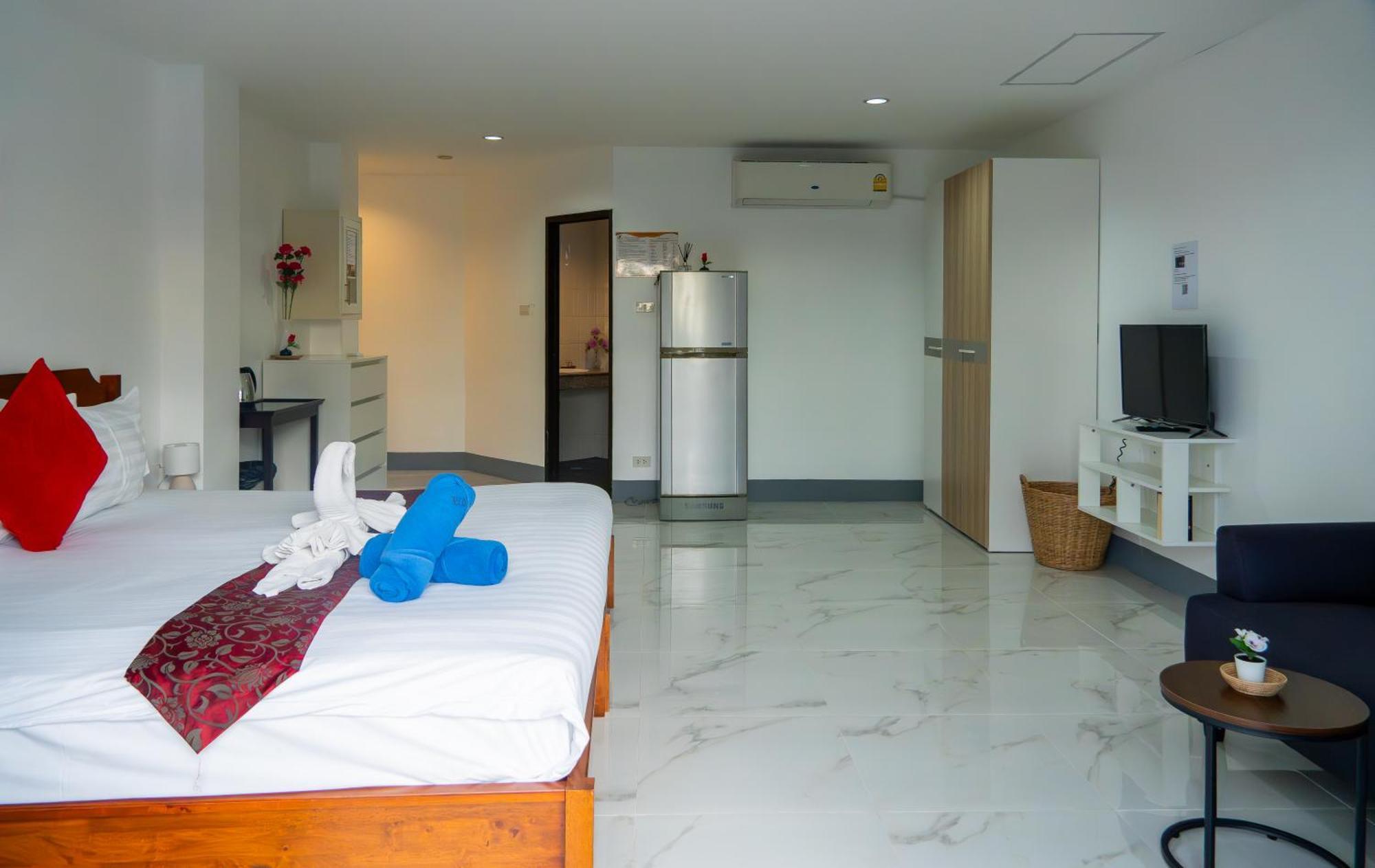 Deng'S Kamala Beach Guesthouse Bagian luar foto