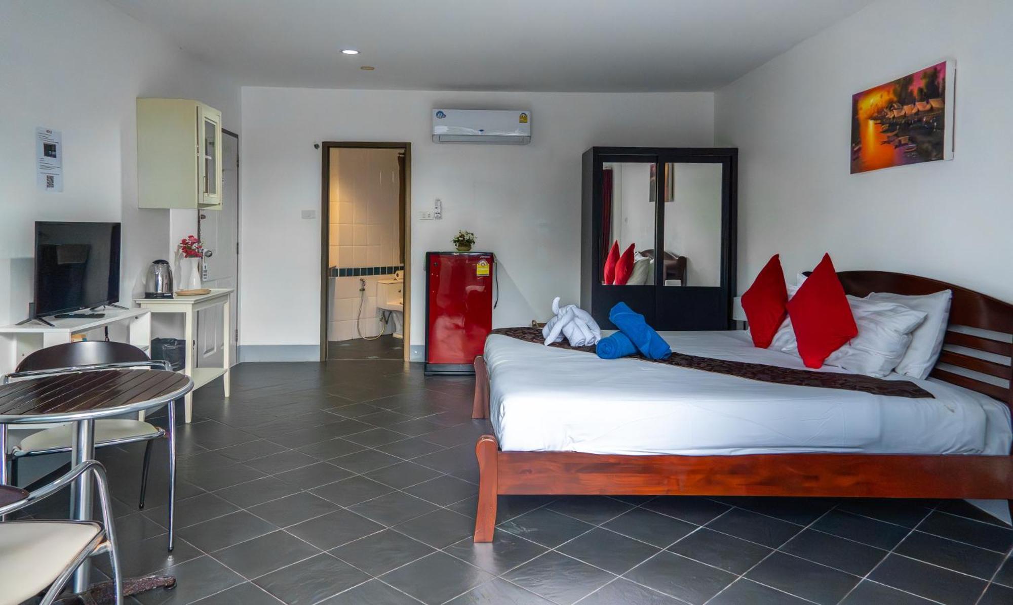 Deng'S Kamala Beach Guesthouse Bagian luar foto