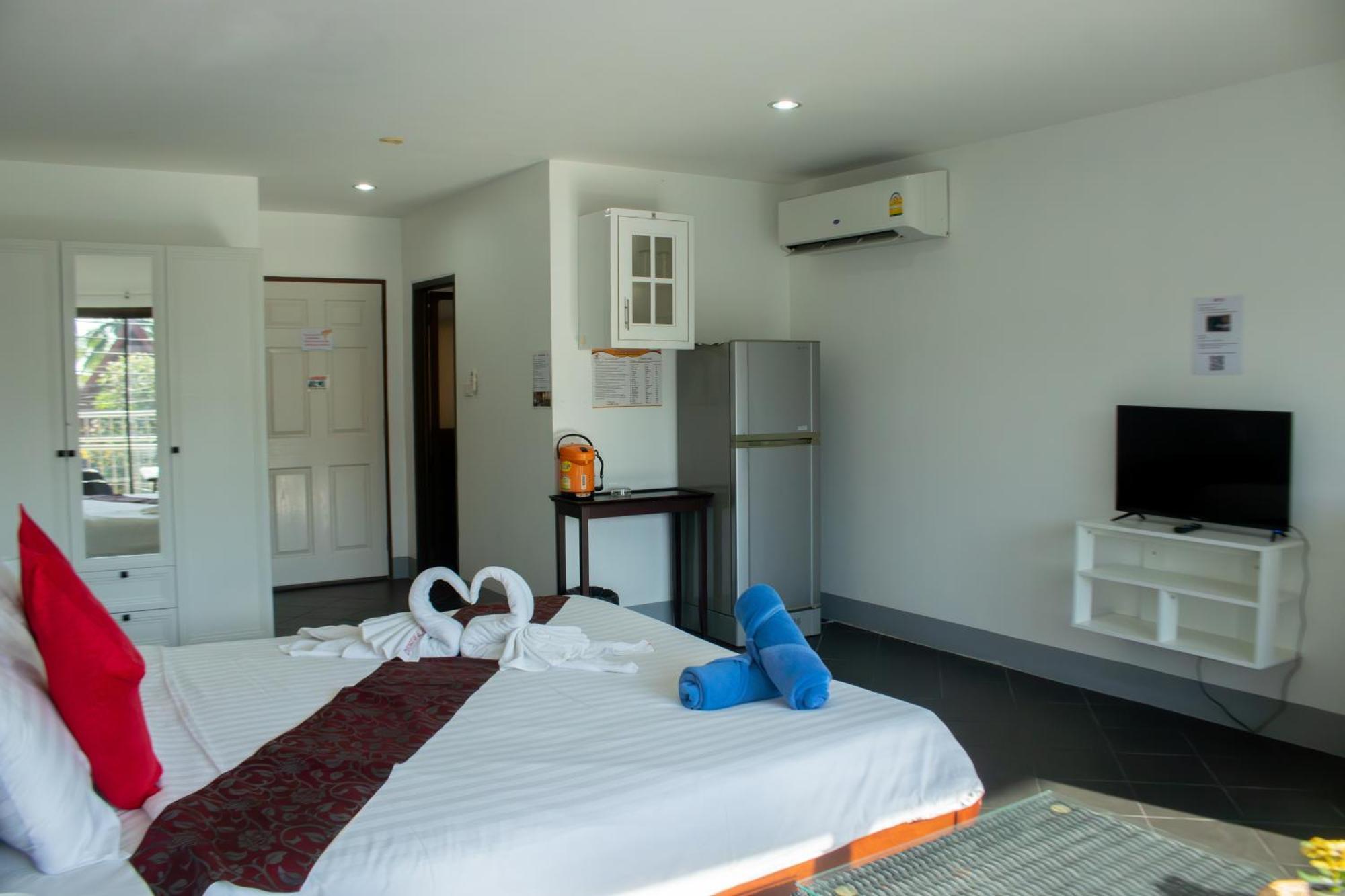 Deng'S Kamala Beach Guesthouse Bagian luar foto