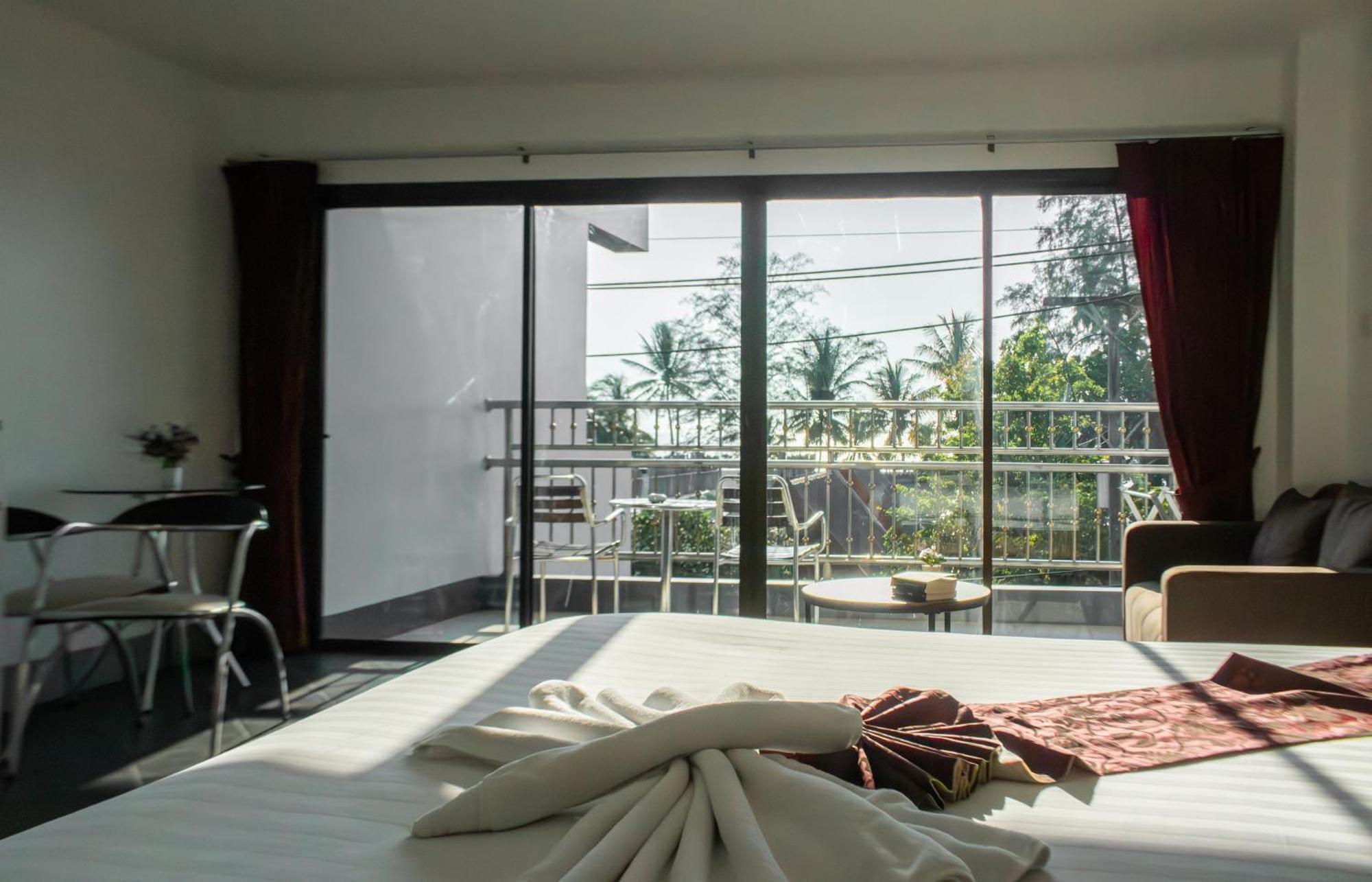 Deng'S Kamala Beach Guesthouse Bagian luar foto