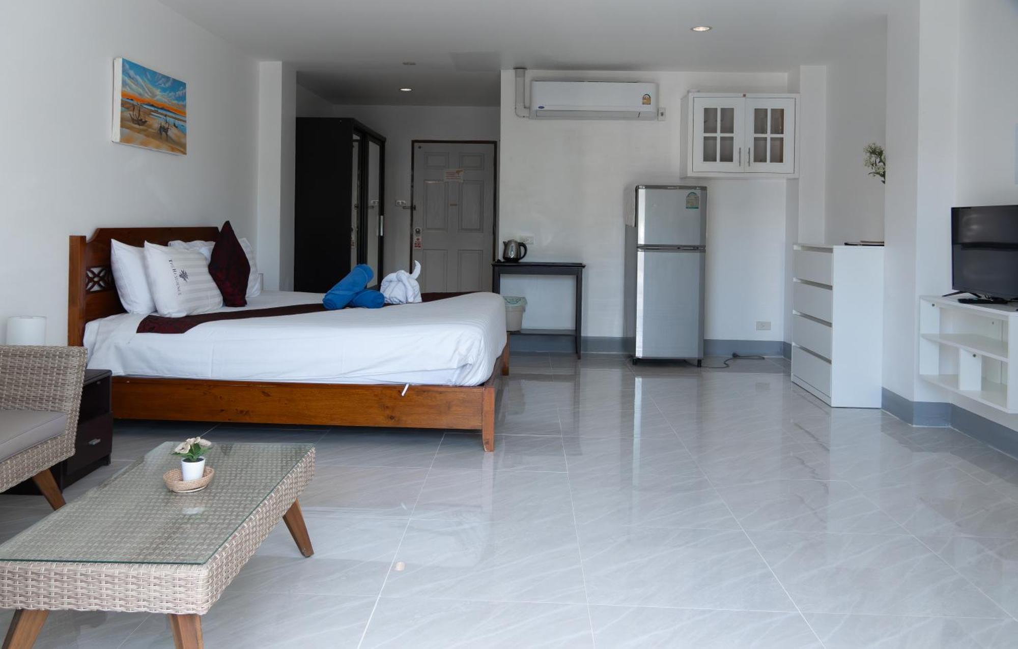 Deng'S Kamala Beach Guesthouse Bagian luar foto